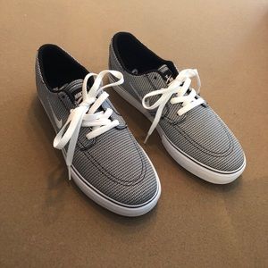 Nike Men’s SB Clutch Premium Skateboard Sneakers